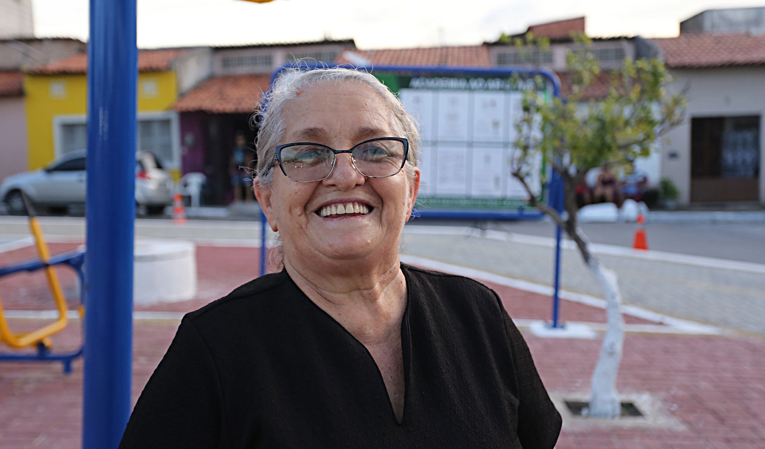 mulher posa para foto sorrindo